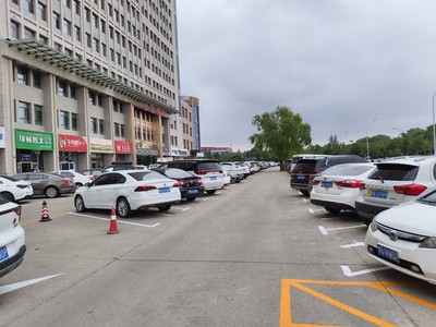 精细施划“文明线” 规范停车“新秩序”——九原区执法局优化天福广场停车场服务侧记